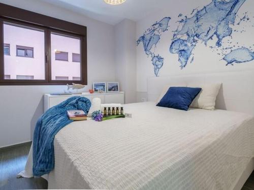 马拉加Apartment, Malaga的卧室配有一张大床,墙上挂有地图
