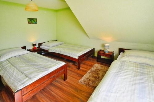 OsiekiHoliday resort, Osieki的一间设有两张床和两张桌子的房间