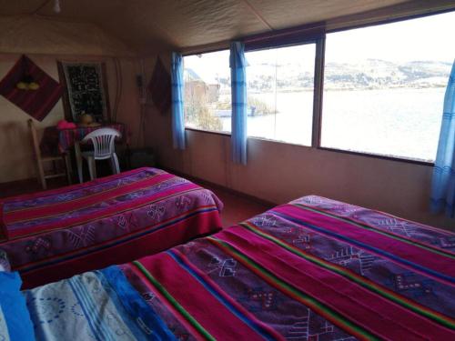 普诺Uros Suyawi Titicaca Lodge的水景客房 - 带两张床