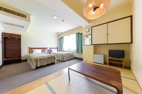 白马村白马炊烟酒店的酒店客房设有两张床和一台平面电视。