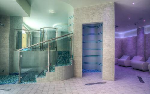 彭纳比利杜卡德尔蒙特费尔特罗酒店的一间带步入式淋浴间和紫色墙壁的浴室