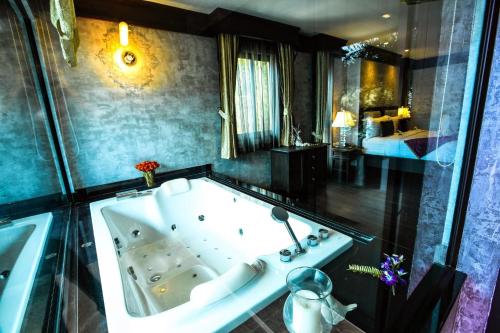 七岩埃康姆查安度假酒店的带浴缸的大浴室和卧室