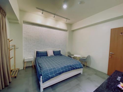 虎尾镇遊虎尾的一间卧室设有一张床和砖墙
