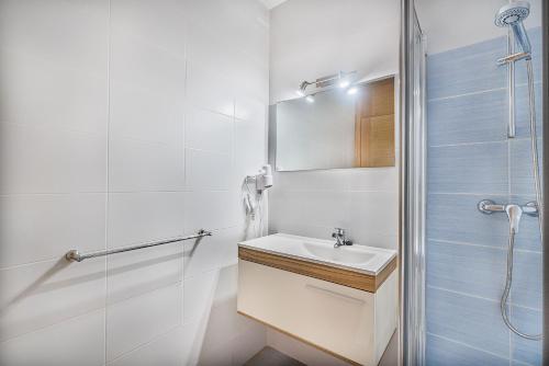 卡拉圣维森特莫林斯4号度假屋的白色的浴室设有水槽和淋浴。