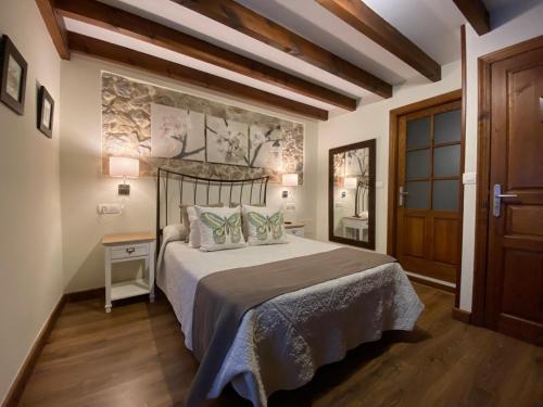 里瓦德塞利亚奥布德尔宾馆的一间卧室配有一张床,铺有木地板