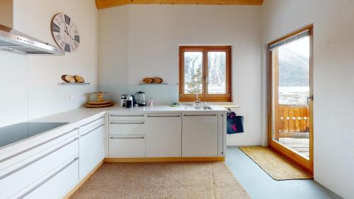 萨梅丹Funtanella的白色的厨房设有水槽和窗户