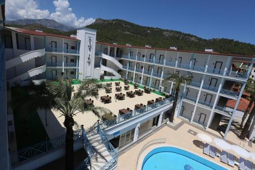 凯麦尔Anita Dream Hotel的享有酒店空中美景,设有游泳池