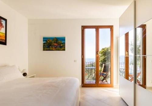 东塞斯特里Il Glicine的一间白色卧室,配有床和阳台