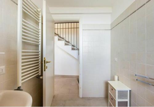 东塞斯特里Il Glicine的浴室设有通往走廊的楼梯