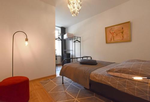开姆尼茨Stylisches City Appartment in Chemnitz bester Lage!的一间卧室配有一张床和一个吊灯