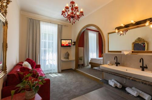 斯皮特安德劳墨西哥坎蒂娜德拉萨卢埃特尔酒店的大型浴室设有大镜子和浴缸