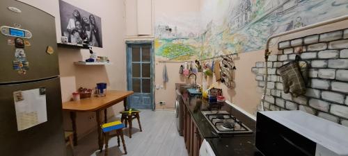 基辅德贾旅舍的厨房配有炉灶和台面