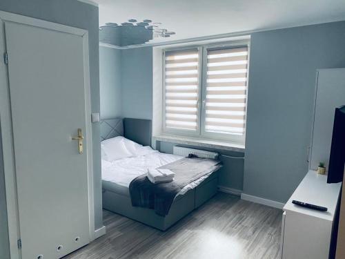 比亚韦斯托克2Lustra的一间小卧室,配有床和窗户