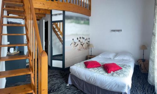 拉帕尔米雷Au Palmyre Hôtel的一间卧室配有一张带红色枕头的床和楼梯