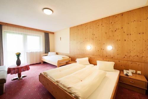 施图拜河谷新施蒂夫特斯多斯勒酒店的一间设有两张床和窗户的大卧室