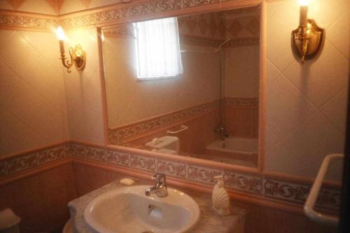 塔维拉River House T2 Tavira Santa Luzia的浴室配有盥洗盆、镜子和浴缸