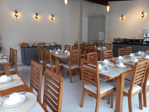 卡波布里奥Pousada Velas do Forte的用餐室配有木桌和木椅