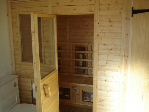 North LydburyKwerky Cottage的小屋内的小房间,设有木墙