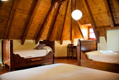 Arró海里帕旅馆的配有木天花板的客房设有两张床。