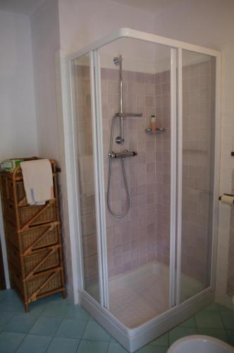 VilladossolaErebia Appartamenti Vacanza的浴室里设有玻璃门淋浴