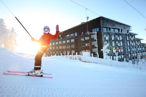 列维Hotel Levi Panorama的雪中滑雪的人