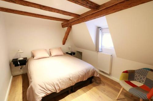 奥贝奈Gîte Sainte Odile的一间小卧室,配有床和窗户