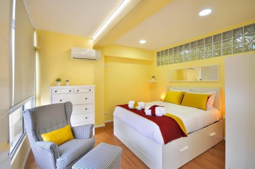 布拉加RH Charming Apartment Liberdade II的一间小卧室,配有一张床和一把椅子