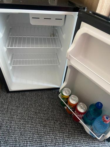 巴克乌Garsoniera Riviera的门上装有饮品的开放式冰箱