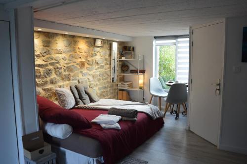 尚特皮Studio Galerie的一间卧室设有一张床和石墙