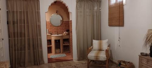 马拉喀什Beldicolors的一间带水槽、镜子和椅子的浴室