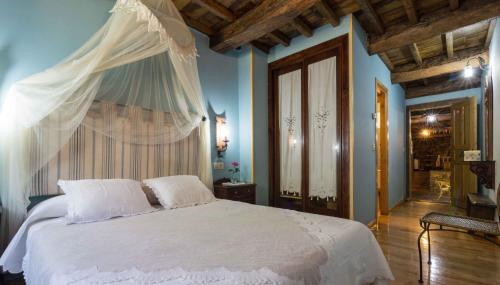 O Pino 奥姆诺佩纳酒店的一间卧室配有一张带天蓬的白色床