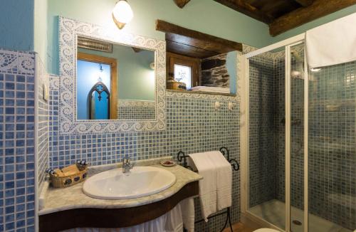O Pino 奥姆诺佩纳酒店的一间带水槽和淋浴的浴室