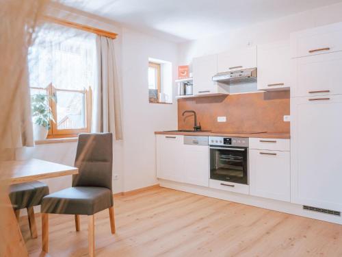 Apartment Toplitzsee的厨房或小厨房