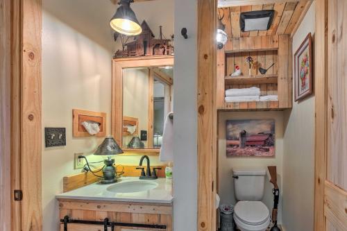 克尔维尔Kerrville Converted Barn Tiny Home with Kayaks!的相册照片