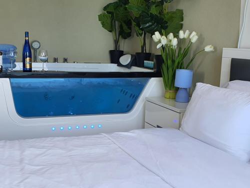 内坦亚Royal suite with sea view- private jaccuzi-Also suitable for orthodox people的卧室内的1张带浴缸的床