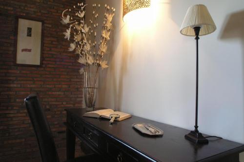 阿尔努埃罗罗夫莱达酒店的一张桌子,上面有台灯和花瓶