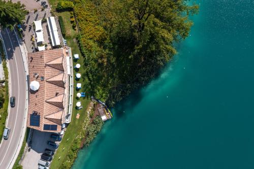 莱德罗Panoramic Hotel San Carlo Ledro的湖泊水面的空中景观