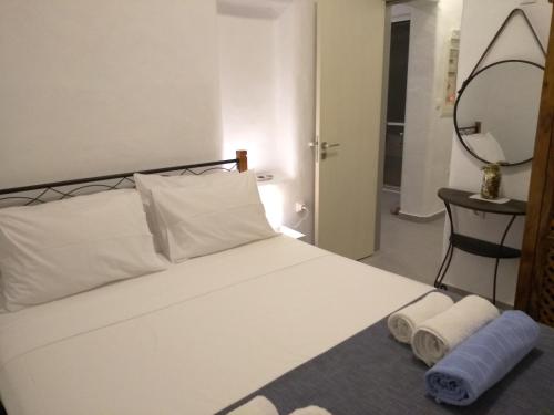 拉卡尼亚Sea Breeze的一间卧室配有一张带两条毛巾和镜子的床