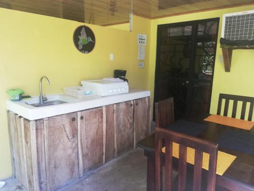 CabuyaMundo Goub'art的厨房配有柜台、水槽和桌子