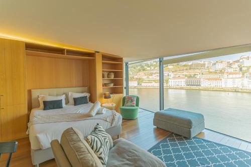 加亚新城LUXURY VIEWS by YoursPorto的一间大卧室,配有两张床和大窗户