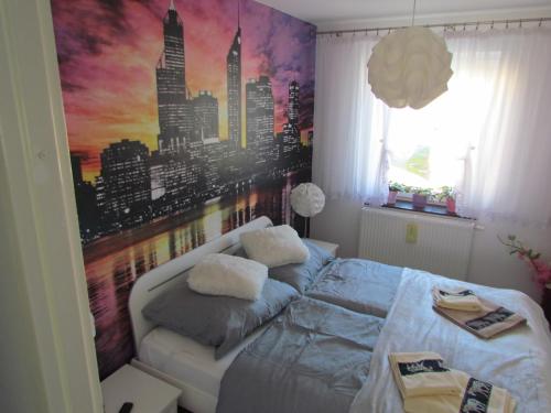 波兰尼卡-兹德鲁伊Apartament Ella的卧室的墙上挂有城市壁画