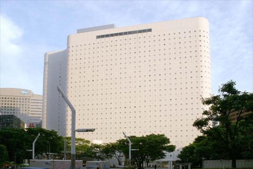 东京新宿华盛顿酒店的一座白色的大建筑,有很多窗户