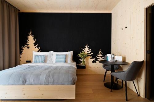维也纳numa l Wood Rooms & Apartments的一间卧室设有一张床和黑色的墙壁
