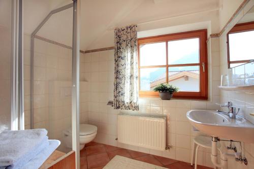 韦斯滕多夫Appartement Paratscher的一间带水槽和卫生间的浴室以及窗户。