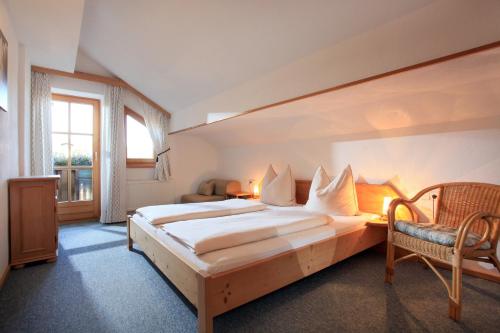 韦斯滕多夫Appartement Paratscher的一间卧室设有一张大床和一个窗户。