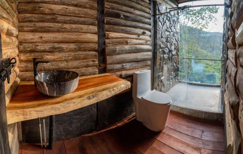 圣罗莎德卡瓦尔Eco Hotel Glamping El Silencio的小木屋内的浴室设有水槽和窗户