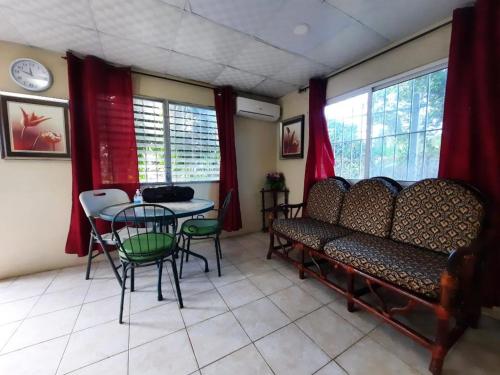 钱吉诺拉Apartamento Cacao Changuinola的客厅配有沙发和桌椅