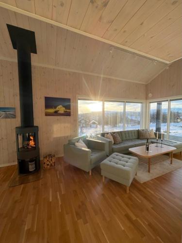 MyroSkarvebo - cabin with amazing view的带沙发和壁炉的客厅