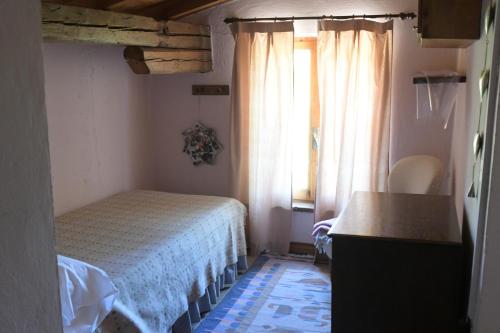 乌尔巴尼亚Via S Cecilia 30 Urbania的一间小卧室,配有床和窗户