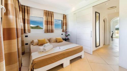 坎尼吉翁AHR Baja Hotel & Spa Cannigione的一间卧室,卧室内配有一张大床